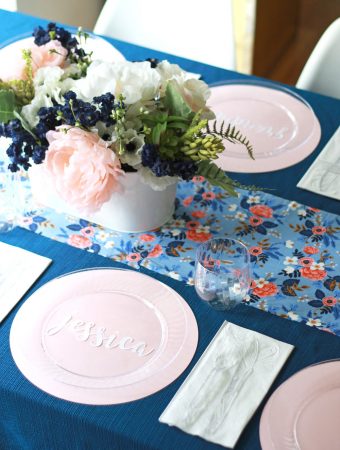 I love this blue and pink floral table setting!! Perfect for a baby shower or spring brunch!!