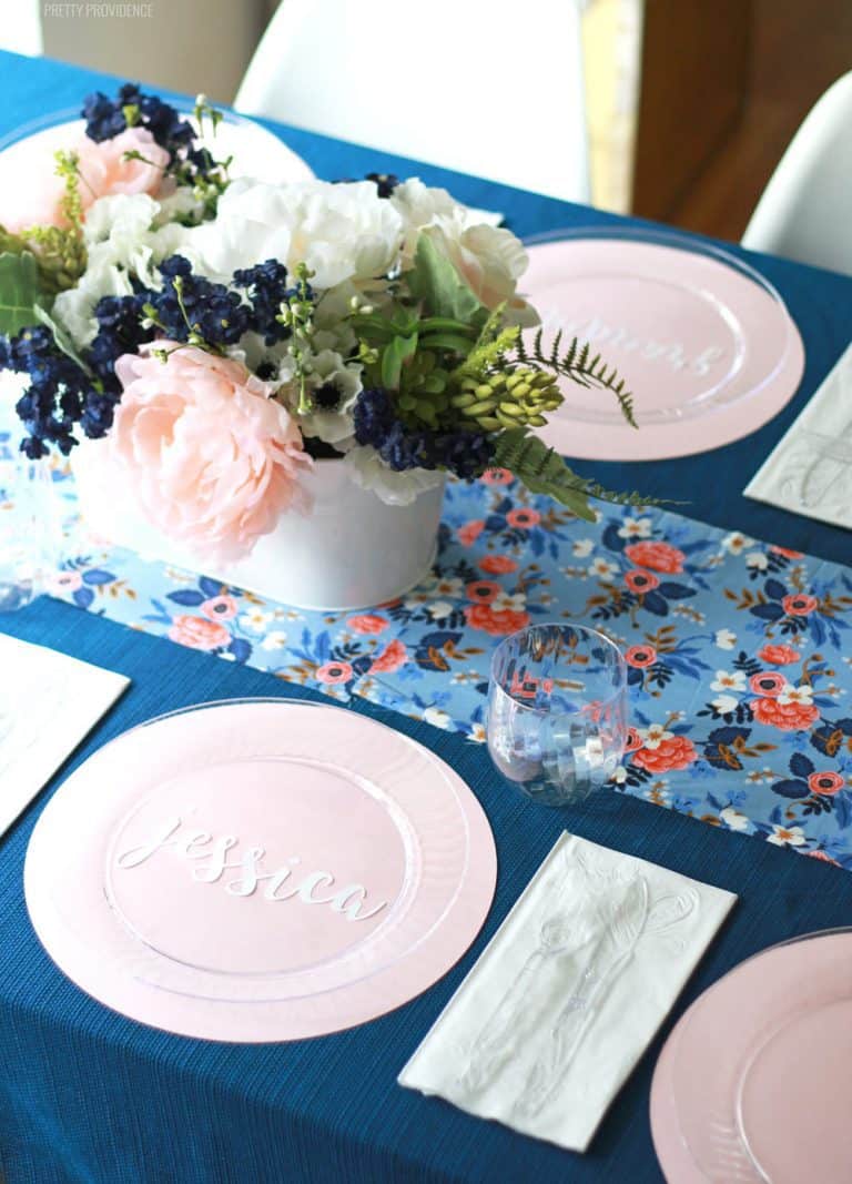 I love this blue and pink floral table setting!! Perfect for a baby shower or spring brunch!!