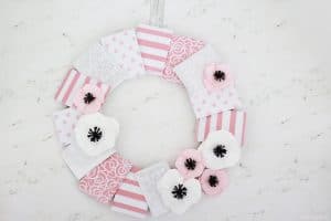 Gift Card Ideas: A Wreath with Gift Card Envelopes! Fill some with gift cards and some with nice notes!