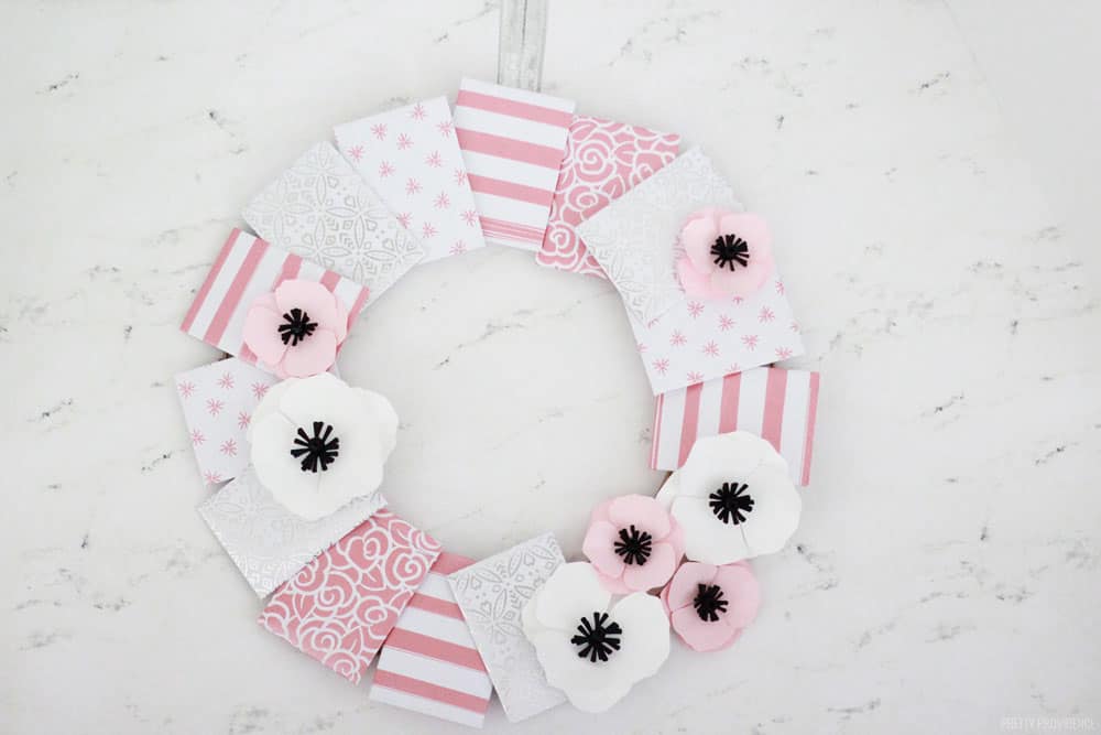 Gift Card Ideas: A Wreath with Gift Card Envelopes! Fill some with gift cards and some with nice notes!