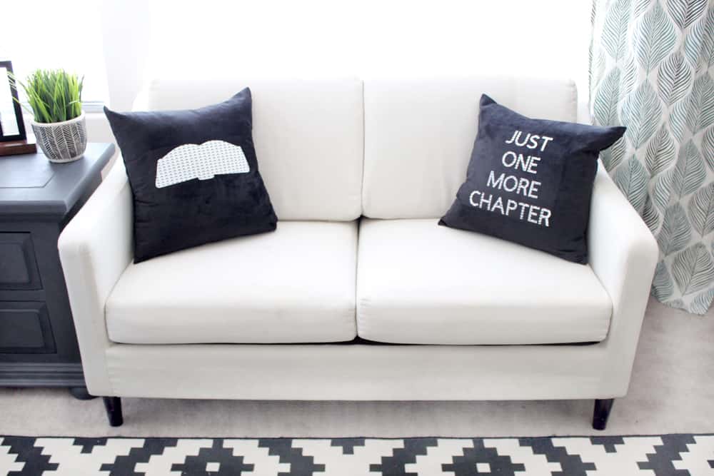 How cute are these diy pillows for book lovers? Would be cute in any color or any room!