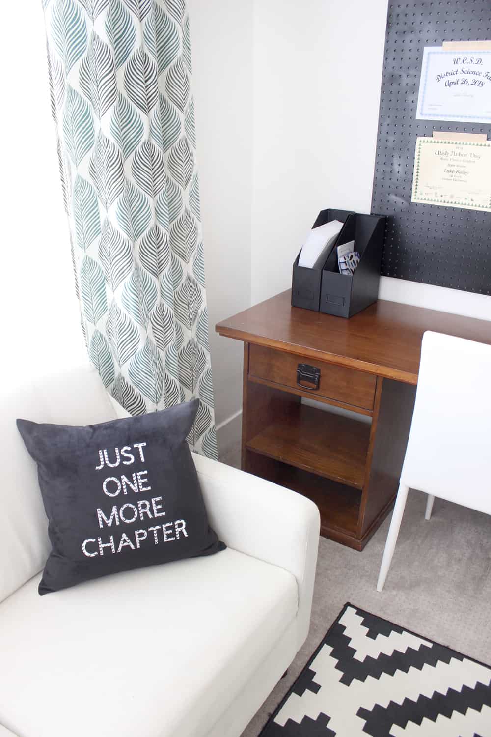 How cute are these diy pillows for book lovers? Would be cute in any color or any room! 