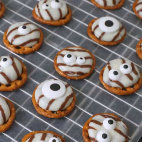 halloween-treat-pretzel-hugs