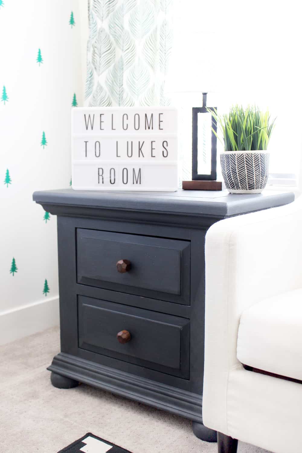 I can't believe the results of this chalkpaint dresser makeover! Honestly it looks like a completely different piece of furniture! SO easy too!