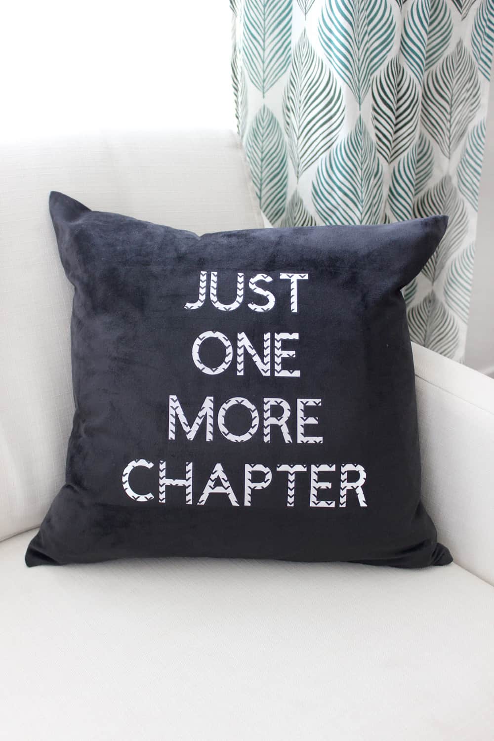 Adorable DIY "just one more chapter" pillow!