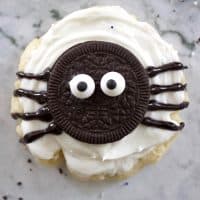 How cute are these easy spider halloween cookies? Perfect halloween treat for any party or get together!