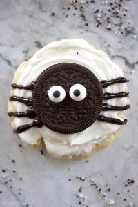 How cute are these easy spider halloween cookies? Perfect halloween treat for any party or get together!