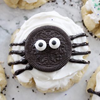 How cute are these easy spider halloween cookies? Perfect halloween treat for any party or get together!