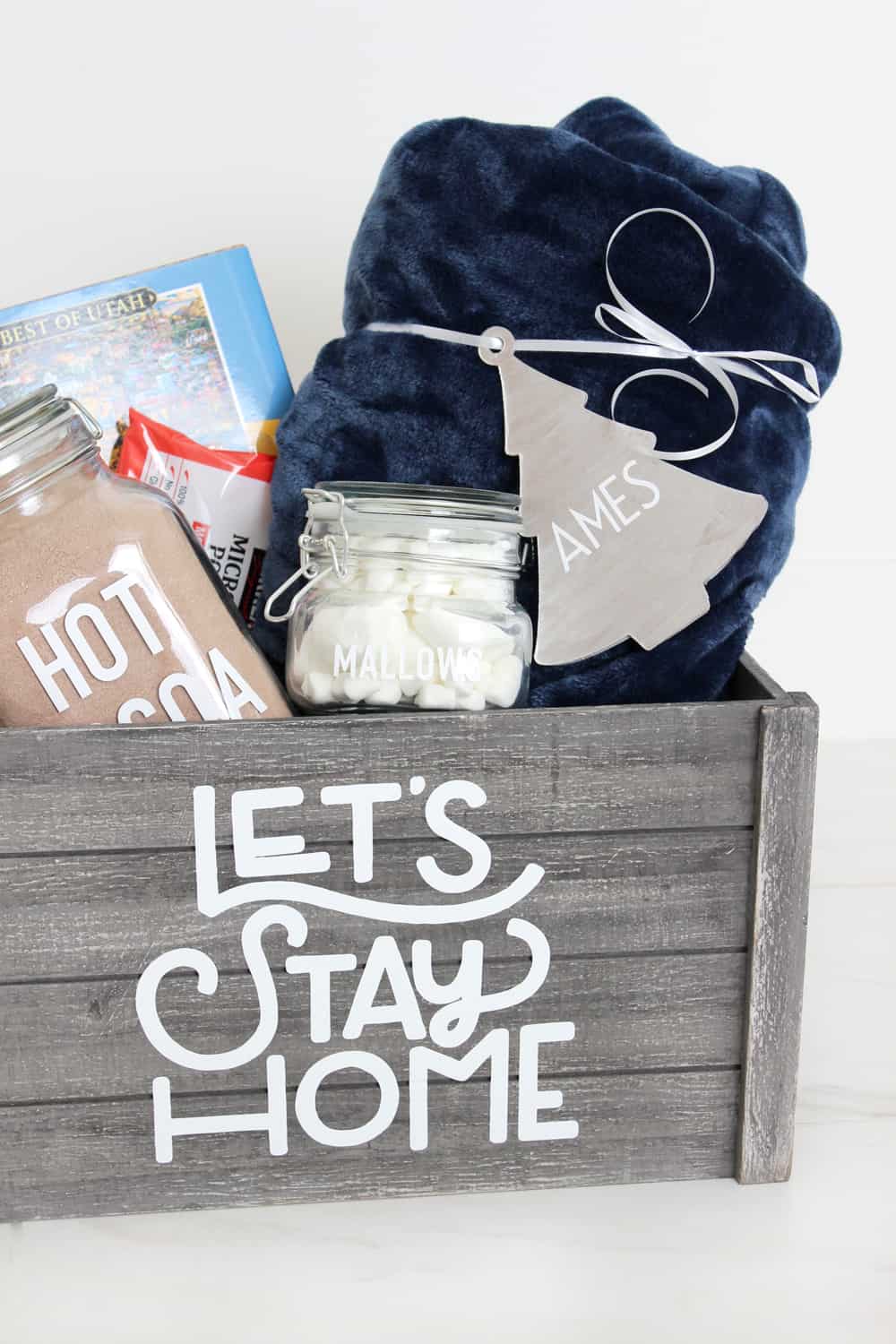 Loving this easy personalized "night in" gift basket idea! Easy to put together but can be used again and again! Perfect gift for close friends. 
