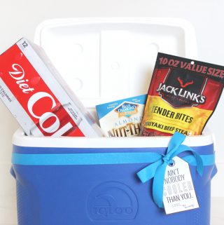 I love this cooler gift idea with the printable tag! So simple, but useful and fun!