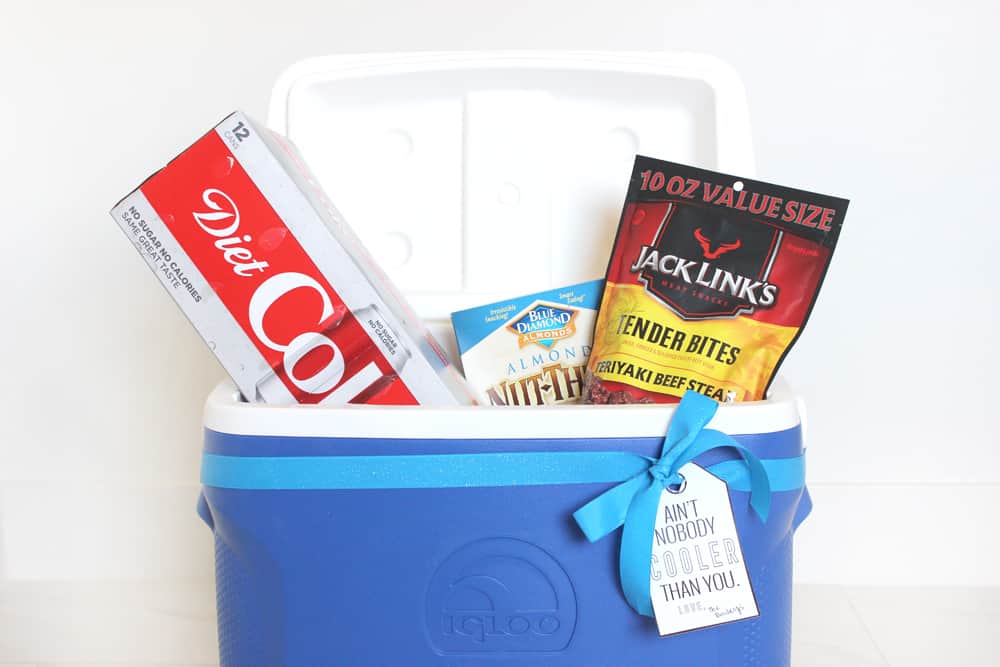 I love this cooler gift idea with the printable tag! So simple, but useful and fun!