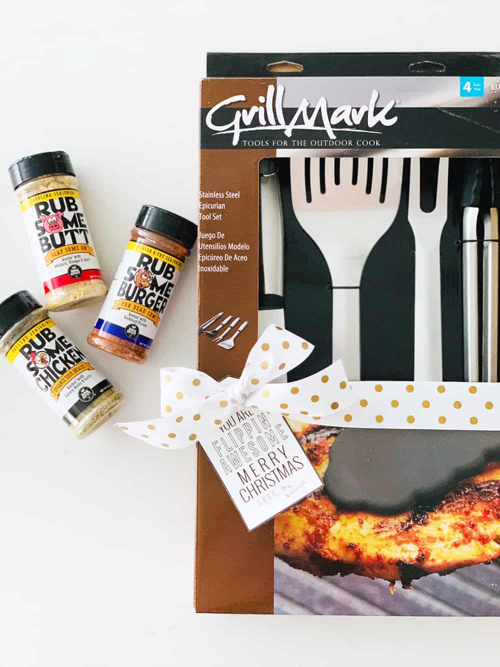 I love this free printable! It would work with almost any grilling gift or cooking set! SO fun. 