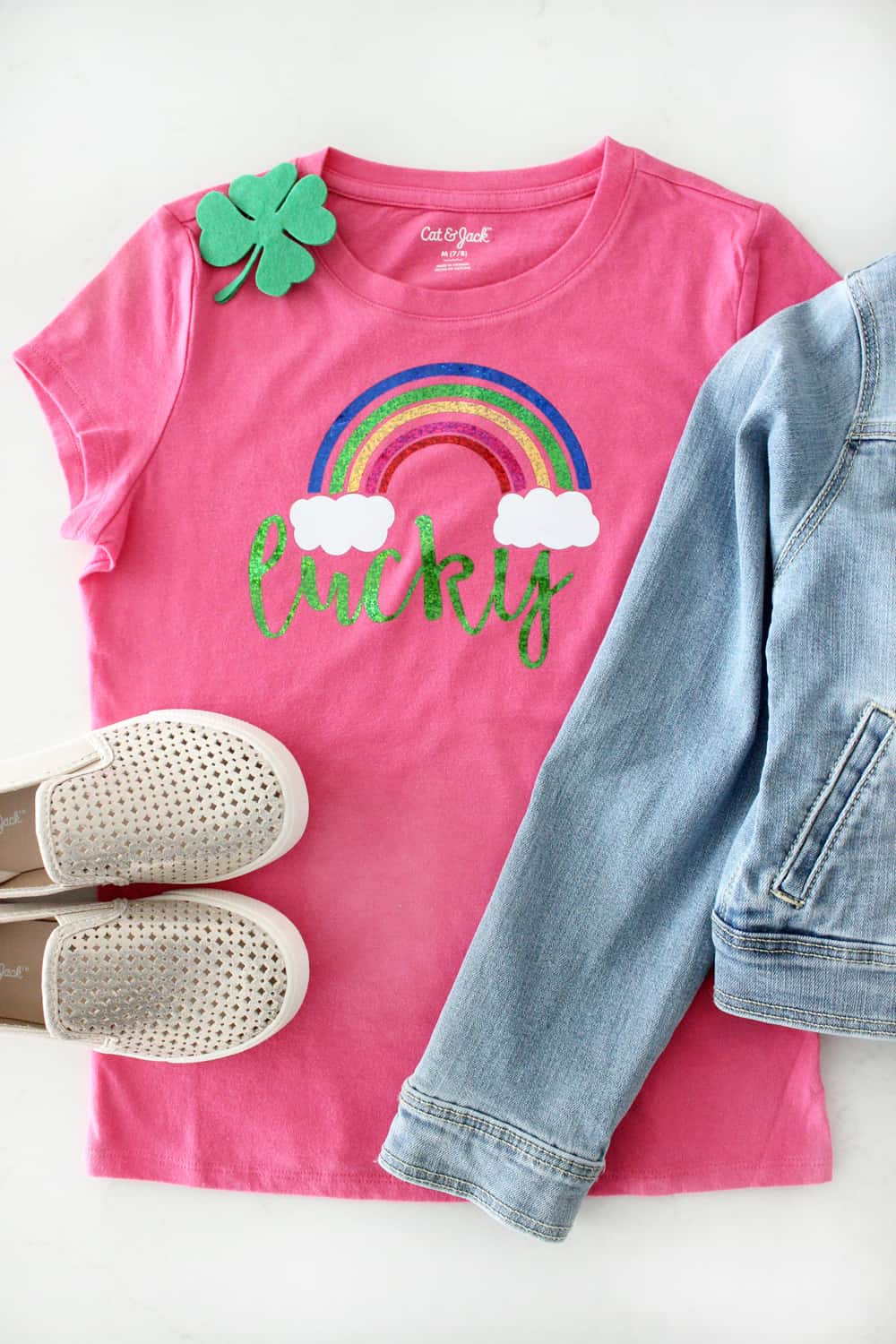 Super cute girls St. Patrick's Day shirt and shamrock hair clip DIY!