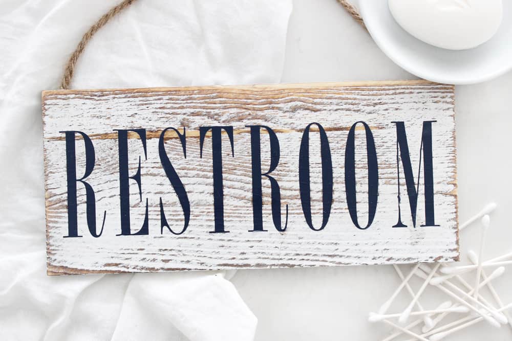 I love this easy DIY restroom sign made with heat transfer vinyl! 