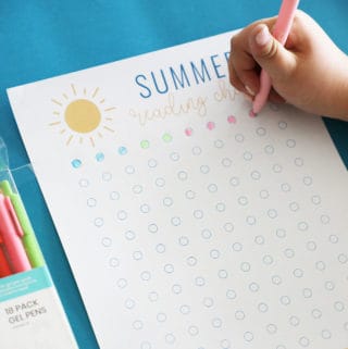 A printable summer reading chart with a young girls hand filling in the bubbles.