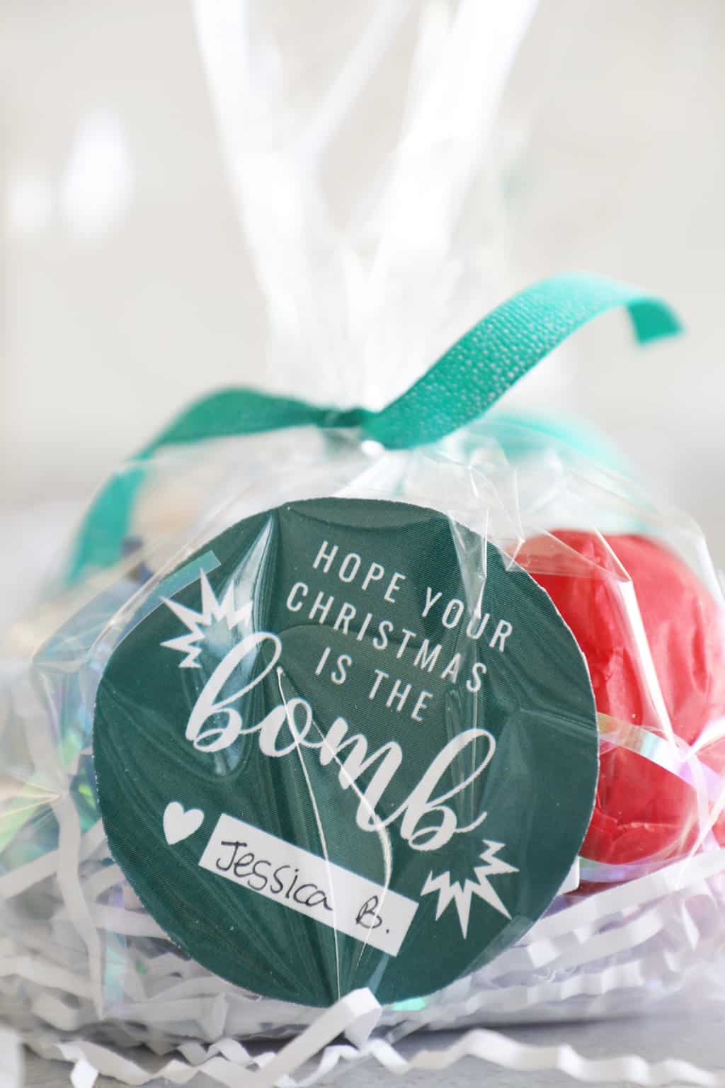 A Christmas bath bomb gift idea with free printable circular green tag. 